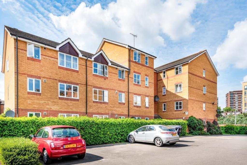Morden Flat Close To Dlr Station With Free Parking Лондон Экстерьер фото